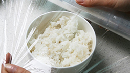 為什么有些保鮮膜包產(chǎn)品后感覺有霧氣？